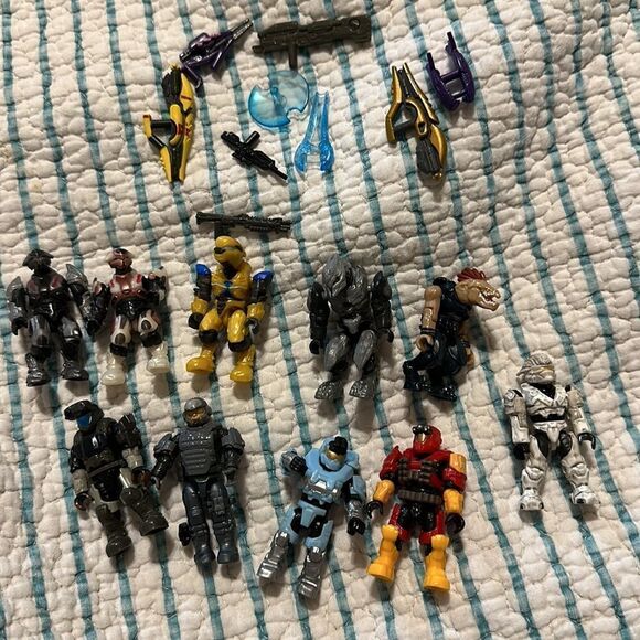 Lot of Mega Bloks Halo mini-figures plus weapons - Picture 1 of 8
